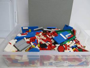 lot 85 image: Large Tub Full of Legos 