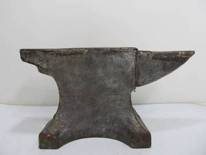 lot 1 image: Heavy Duty Antique Anvil - 125lbs