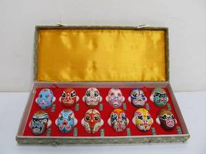 lot 327 image: Boxed Set of Vintage Miniature Handpainted Oriental Theater Masks