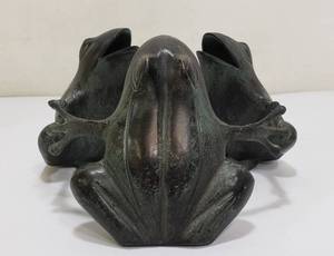 lot 381 image: Tim Cotterill Style Bronze Frog Art Sculpture