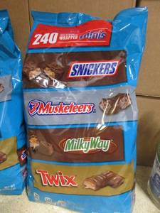 lot 88 image: Mini Candy Bars