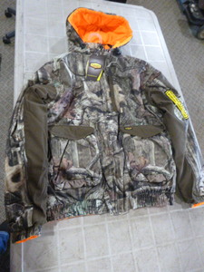 lot 129 image: Mossy Oak Yukon Gear Reversible Hunting Jacket