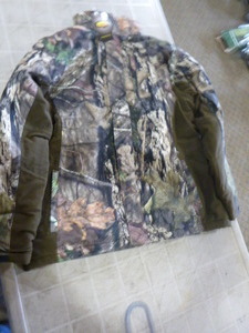 lot 131 image: Mossy Oak Yukon Gear Hunting Jacket