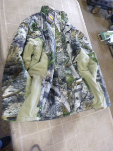 lot 132 image: Mossy Oak Yukon Gear Hunting Jacket