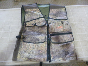 lot 137 image: Mossy Oak Predator Hunting Vest