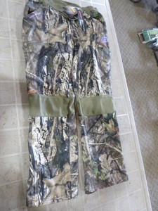 lot 138 image: Mossy Oak Yukon Gear Hunting Pants