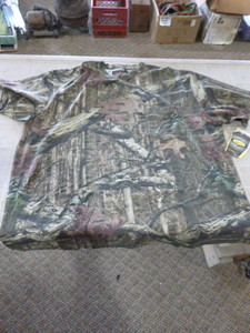 lot 139 image: Mossy Oak Yukon Gear T-Shirt with Front Pocket