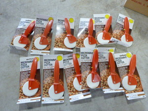 lot 197 image: 1 Dozen Microwave Pizza Cutters