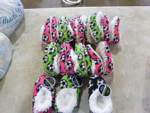 lot 205 image: 12 Pair of Snoozies Cozy Little Foot Coverings