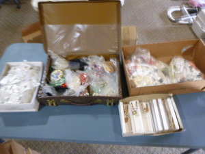 lot 220 image: Lot of Costume Jewelry