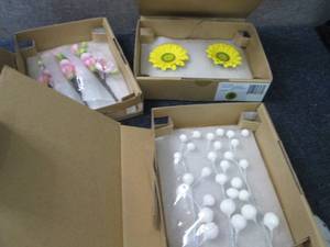 Box of Assorted Gumpaste Flowers et...