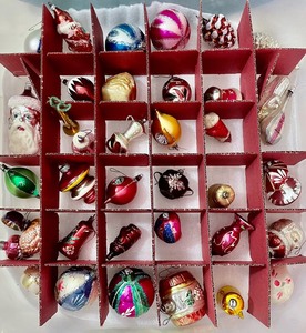 lot 192 image: Vintage Ornaments in a Carrying Case