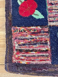 lot 185 image: Vintage Rug