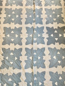 lot 300 image: Vintage Quilt
