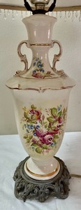 lot 309 image: Fancy Vintage Table Lamp
