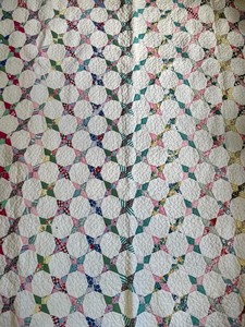 lot 304 image: Vintage Quilt