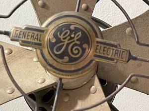 lot 124 image: Vintage General Electric Table Fan