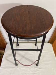lot 151 image: Vintage Metal Bar Stool With Foot Rest
