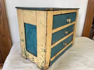 lot 153 image: Vintage Wooden Petite Three Drawer Chest