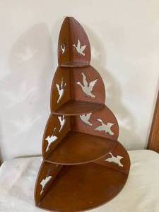 lot 156 image: Vintage Duck Themed 4 Shelf Corner Shelving Piece
