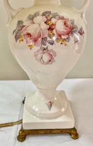 lot 312 image: Lovely Lamp