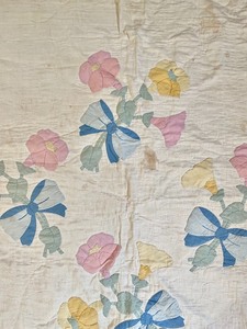 lot 327 image: Vintage Quilt