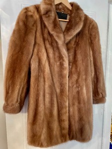 lot 324 image: Fur Coat by Vinci