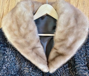 lot 325 image: Vintage Fur Collar Coat