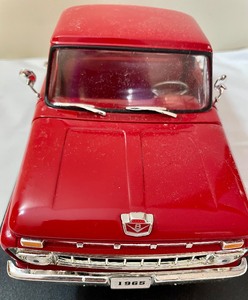 lot 334 image: Sun Star Ford F100 Model Truck