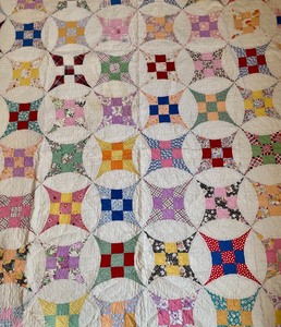 lot 335 image: Vintage Quilt
