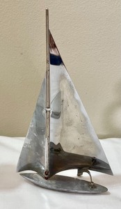 lot 333 image: 2 Candle Holders and Sailboat Decor