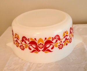 lot 279 image: Pyrex Friendship Casserole Dish