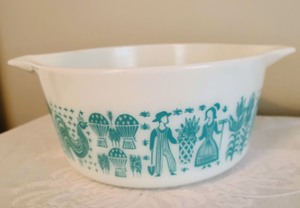 lot 281 image: Pair of Pyrex Amish Butterprint Casserole Dishes