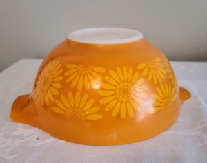 lot 282 image: Pyrex Daisy Mixing Bowl