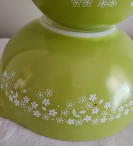 lot 283 image: Pyrex Spring Blossoms Mixing Bowls
