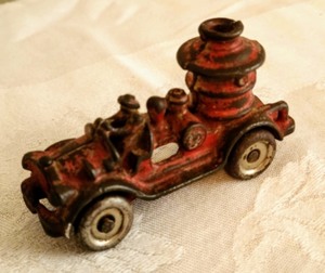 lot 355 image: Vintage Cast Iron Fire Truck