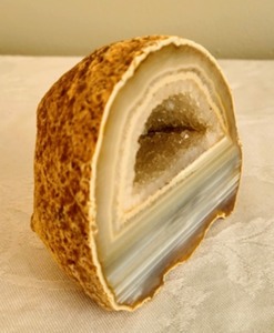 lot 357 image: Beautiful Agate Geode
