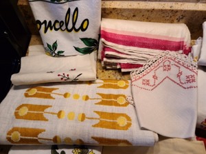 lot 380 image: Vintage Linens