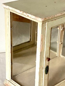 lot 7 image: Shabby Chic Petite Table Top Display Case