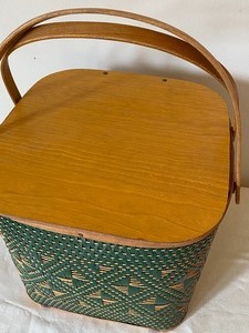 lot 16 image: Vintage Picnic Basket by Hawkeye