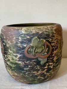 lot 23 image: Roseville Pottery Imperial I Pattern Planter