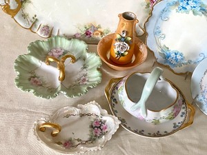 lot 38 image: Variety of Beautiful Glassware