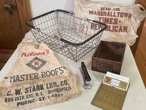 lot 405 image: Variety of Vintage Finds