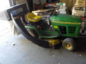 lot 1 image: John Deere Lawn Tractor with Bagger...