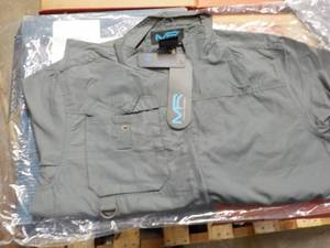 lot 84 image: Hooded Lightweight Jacket size XL...