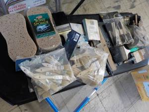 lot 99 image: sponges and Brushes...