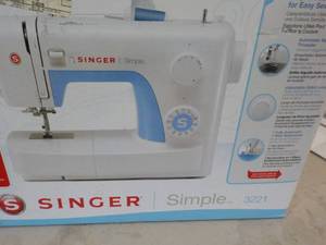 lot 219 image: Singer Sewing Machine 33221...
