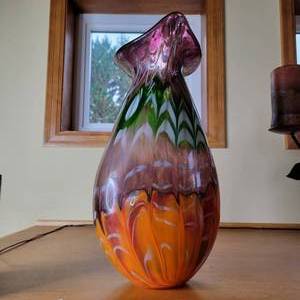 lot 02 image: Beautiful Vintage Millefiori Hand Blown Glass Vase