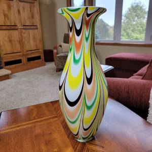 lot 04 image: Stunning Vintage Millefiori Hand-Blown Glass Vase