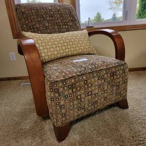 lot 8 image: Upholstered Chair